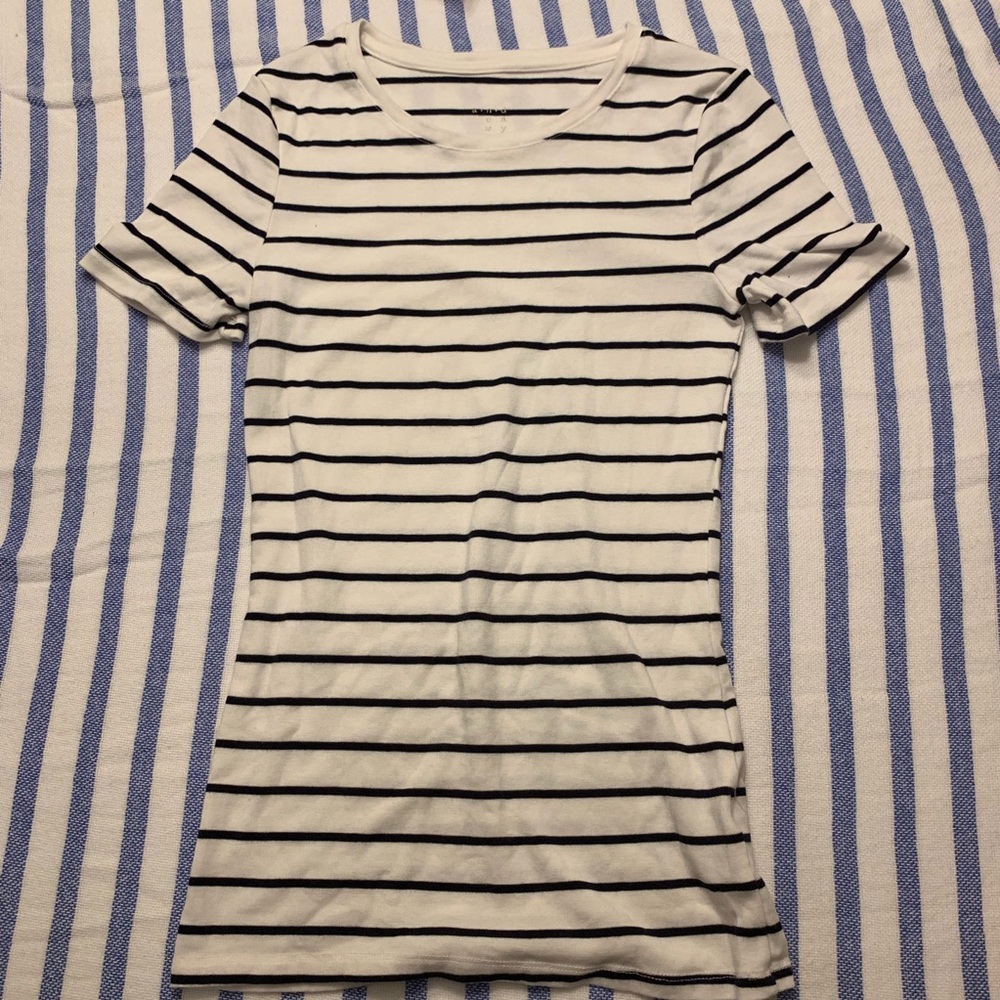 🌴4/$10🌴 Black & White Striped T-shirt - XS
